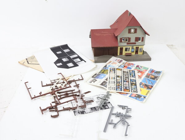 Kibri H0 9490 Gebäude Bausatz Bahnhof "Häusermoos Emmental" teilgebaut