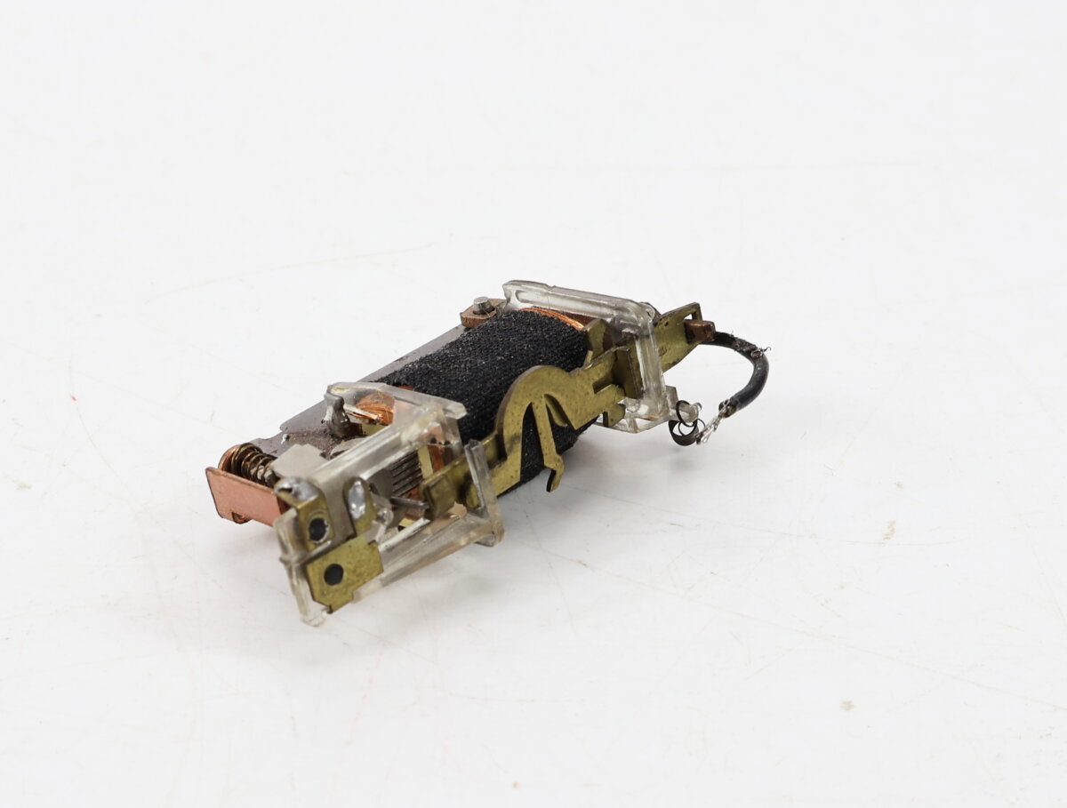 Märklin H0 208240 Ersatzteil Fahrtrichtungsumschalter für Loks, 9,99