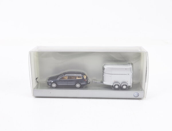 Wiking H0 Modellauto Passat Variant mit Pferdeanhänger VW 1:87