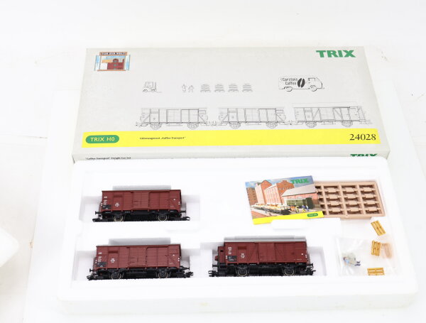 Trix H0 24028 Güterwagen-Set "Kaffee-Transport" 3-tlg. mit Zubehör DB / NEM