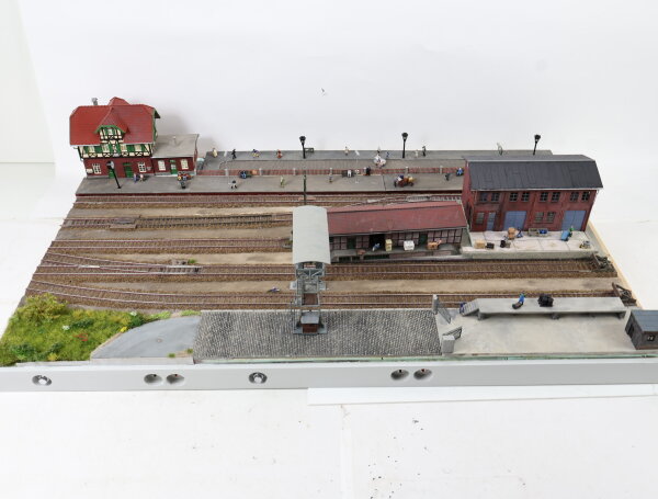 E1726 Spur H0 Diorama Szenerie Bahnhof mit Güterabfertigung u. Gleisen / Licht