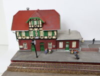 E1726 Spur H0 Diorama Szenerie Bahnhof mit Güterabfertigung u. Gleisen / Licht