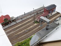 E1726 Spur H0 Diorama Szenerie Bahnhof mit Güterabfertigung u. Gleisen / Licht