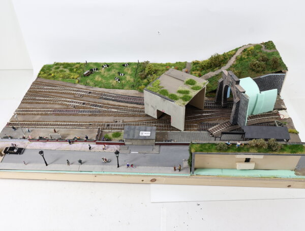 E1726 Spur H0 Diorama Szenerie Straße mit Tunnel und Grünflächen / Licht