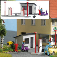 Busch H0 7832 Action Set: Tankstelle mit Motorroller...