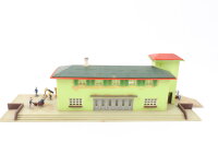 Spur N Gebäude Bahnhof mit vielen Figuren
