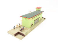 Spur N Gebäude Bahnhof mit vielen Figuren