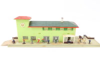 Spur N Gebäude Bahnhof mit vielen Figuren