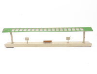 Kibri H0 0/53/1 Gebäude  Bahnsteig mit Fahrplantafeln und Sitzbank/  Blech / Alt
