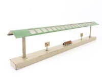 Kibri H0 0/53/1 Gebäude  Bahnsteig mit Fahrplantafeln und Sitzbank/  Blech / Alt