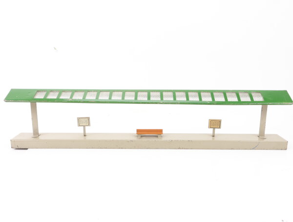 Kibri H0 0/53/1 Gebäude  Bahnsteig mit Fahrplantafeln und Sitzbank/  Blech / Alt