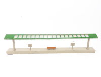 Kibri H0 0/53/1 Gebäude  Bahnsteig mit Fahrplantafeln und Sitzbank/  Blech / Alt