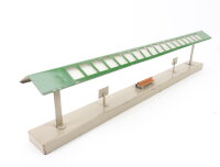 Kibri H0 0/53/1 Gebäude  Bahnsteig mit Fahrplantafeln und Sitzbank/  Blech / Alt