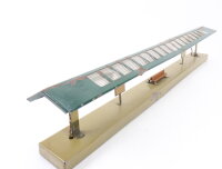 Kibri H0 0/53/1 Gebäude  Bahnsteig mit Fahrplantafeln / Blech Licht Alt