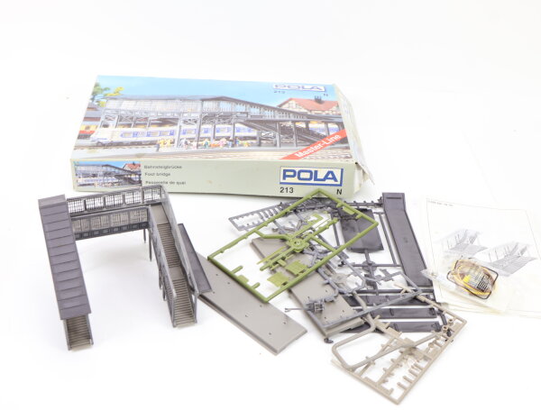 Pola N 213 Gebäude Bahnhofsgebäude Bahnsteigbrücke Fußgängerbrücke überdacht